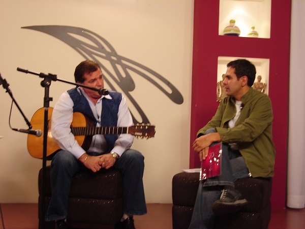 O cantor e compositor Jerry Adriani, ídolo da Jovem Guarda, durante participação no programa "Revista Mais", apresentado por Gustavo Baena, em emissora de TV do Grande ABC